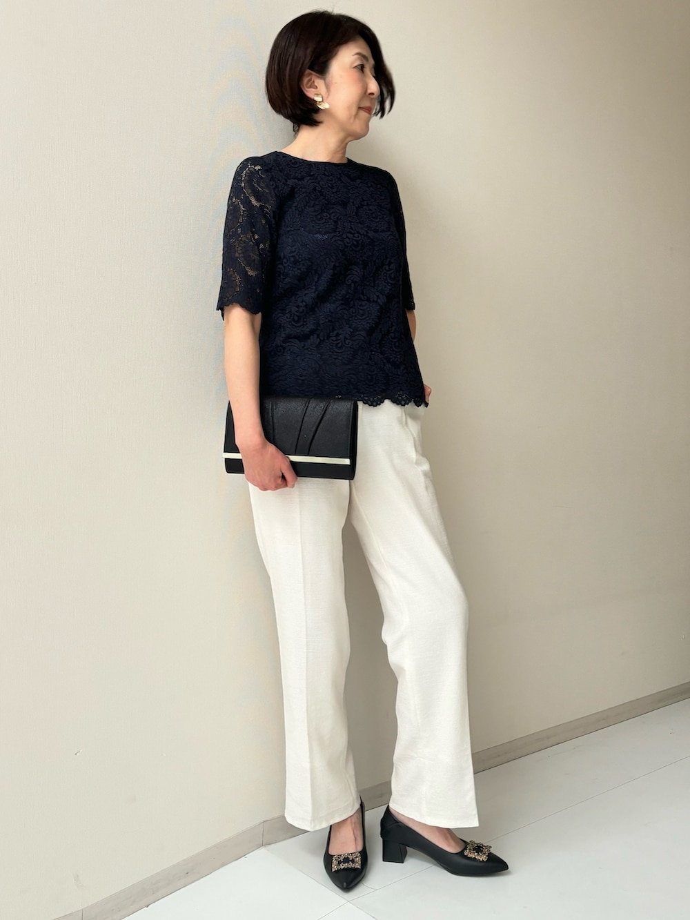 ホワイト系のスーツセット、ブルー系のフォーマルスーツ/小物を着用したレディースの冬コーディネートの3枚目の写真