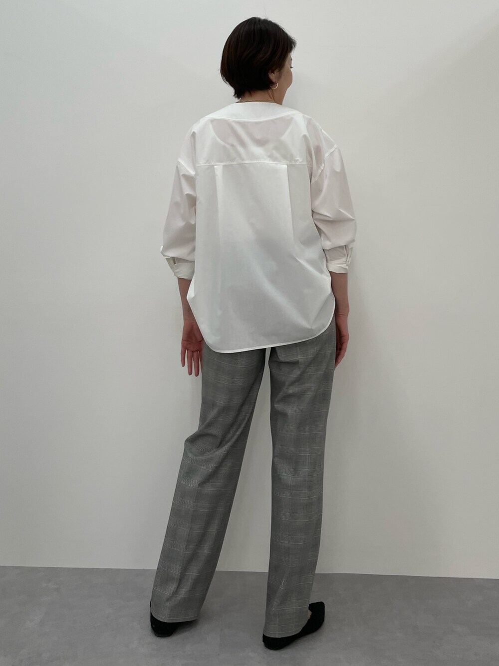 ホワイト系のシャツ/ブラウス、グレー系のパンツを着用したレディースの冬コーディネートの3枚目の写真