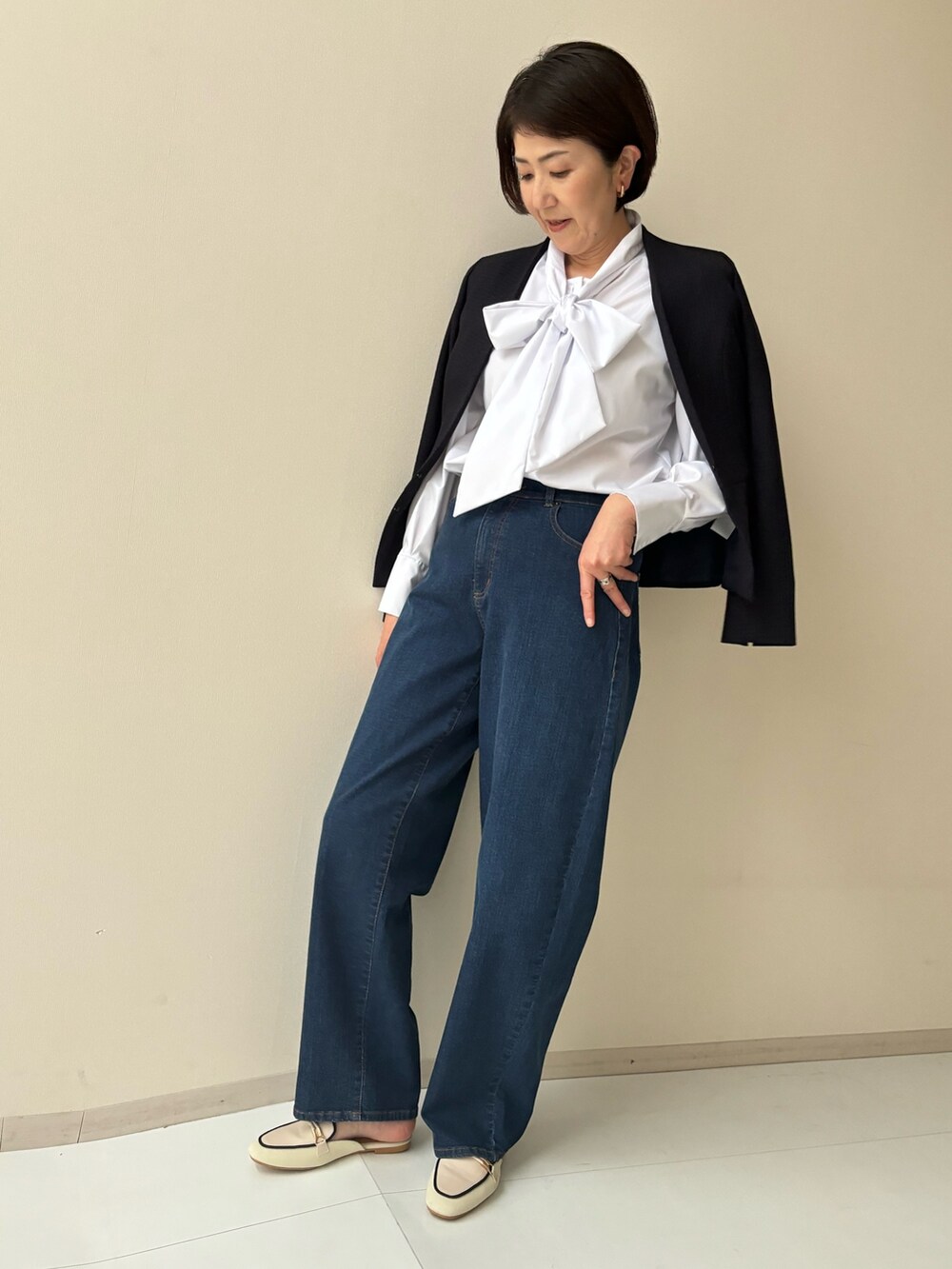 ブルー系のパンツ、ホワイト系のシャツ/ブラウス、ブルー系のスーツセットを着用したレディースの冬コーディネートの2枚目の写真