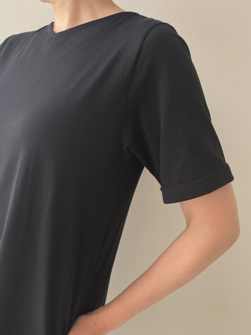 ベージュ系のシャツ/ブラウス、ブラック系のワンピースを着用したレディースの春コーディネートの3枚目の写真