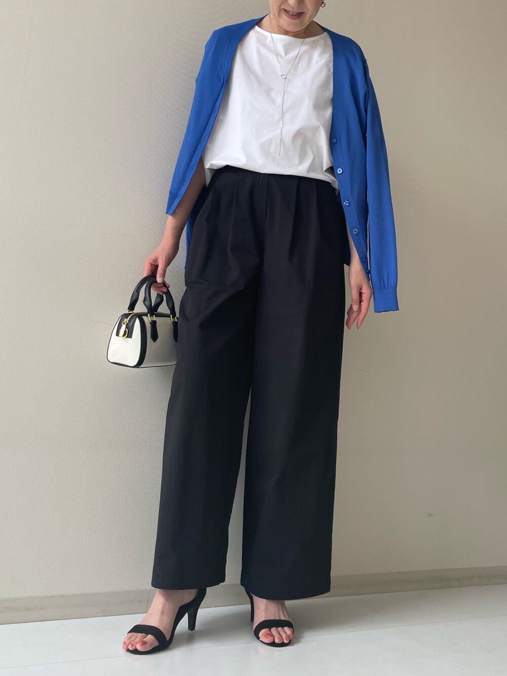 ブルー系のカーディガン/ボレロ、ホワイト系のTシャツ/カットソー、ブラック系のその他パンツを着用したレディースの春コーディネートの3枚目の写真