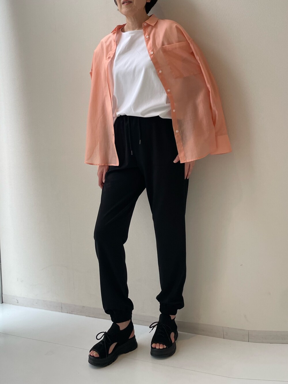 ブラック系のその他パンツ、ピンク系のシャツ/ブラウスを着用したレディースの春コーディネートの2枚目の写真