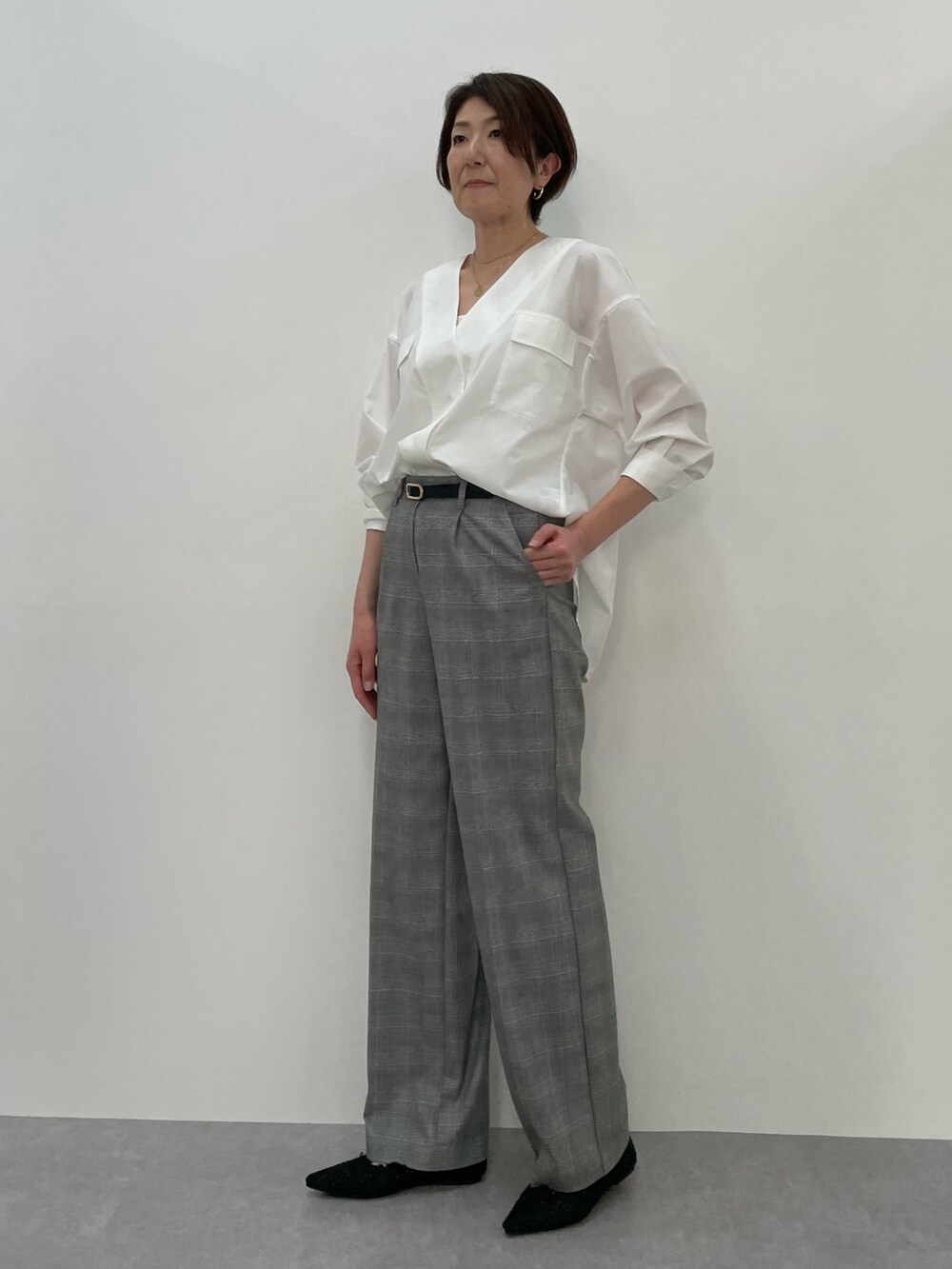 ホワイト系のシャツ/ブラウス、グレー系のパンツを着用したレディースの冬コーディネートの2枚目の写真