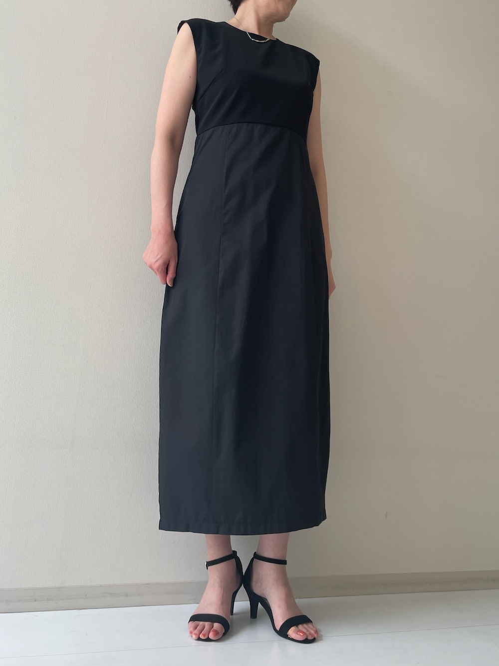 ベージュ系のジャケット/アウター、ブラック系のワンピースを着用したレディースの春コーディネートの2枚目の写真