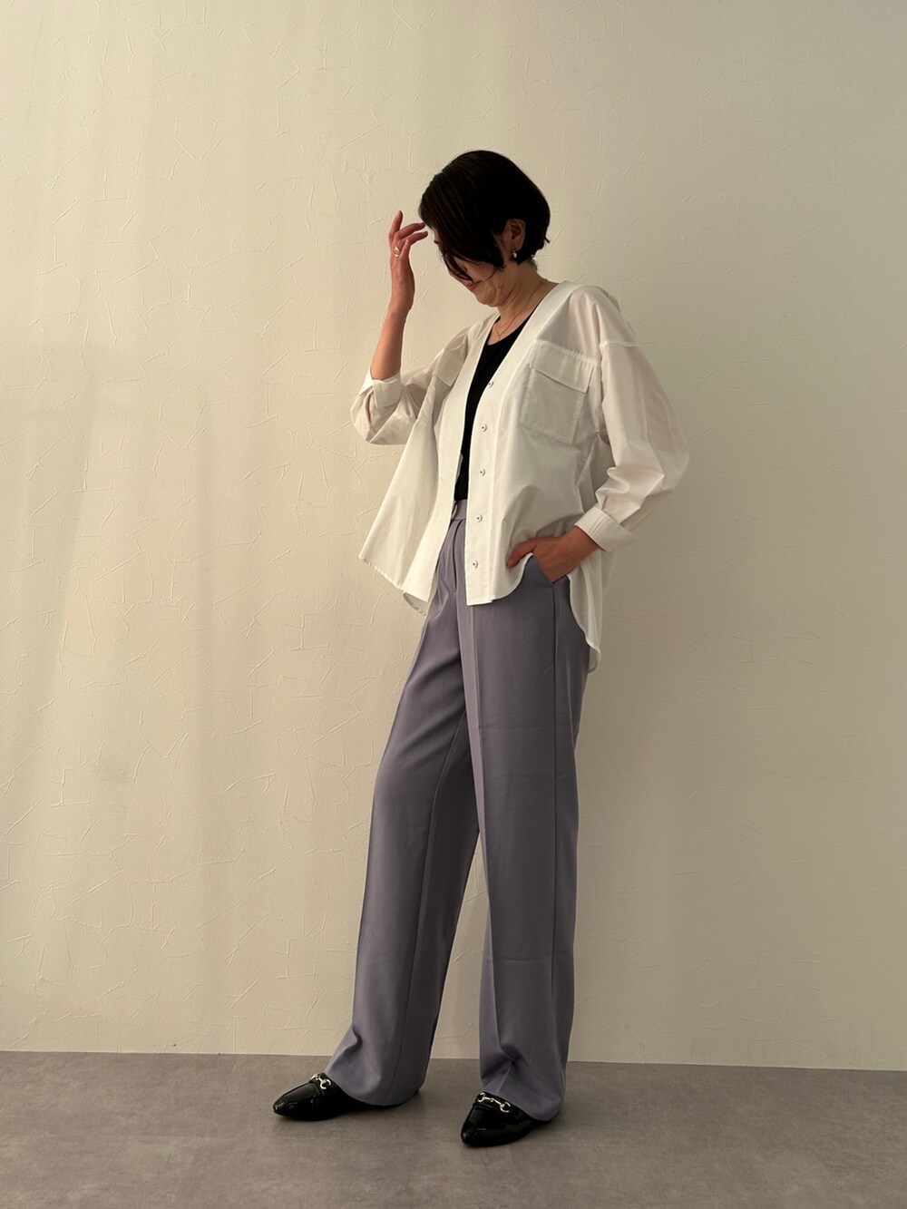 ホワイト系のシャツ/ブラウス、ブラック系のキャミソールを着用したレディースの冬コーディネートの2枚目の写真