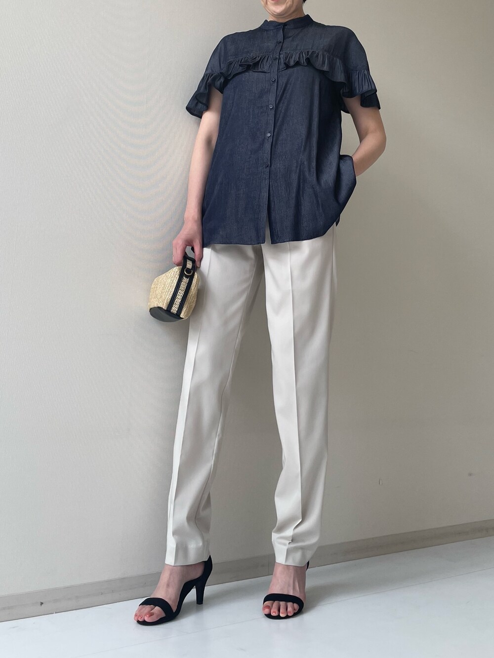 ブルー系のシャツ/ブラウス、ホワイト系のパンツを着用したレディースの春コーディネートの2枚目の写真