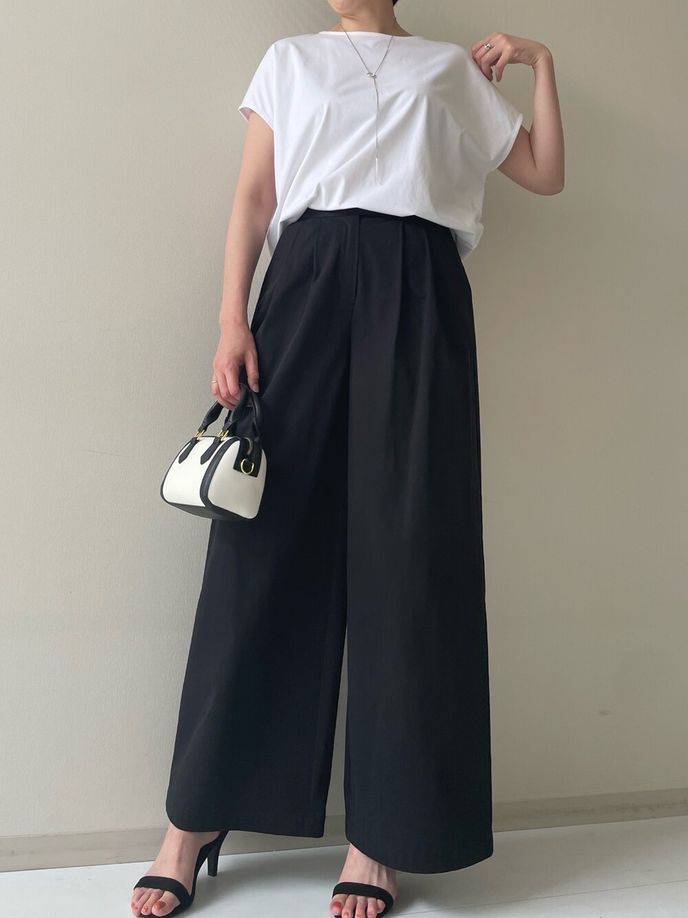 ホワイト系のTシャツ/カットソー、ブラック系のその他パンツを着用したレディースの春コーディネートの2枚目の写真