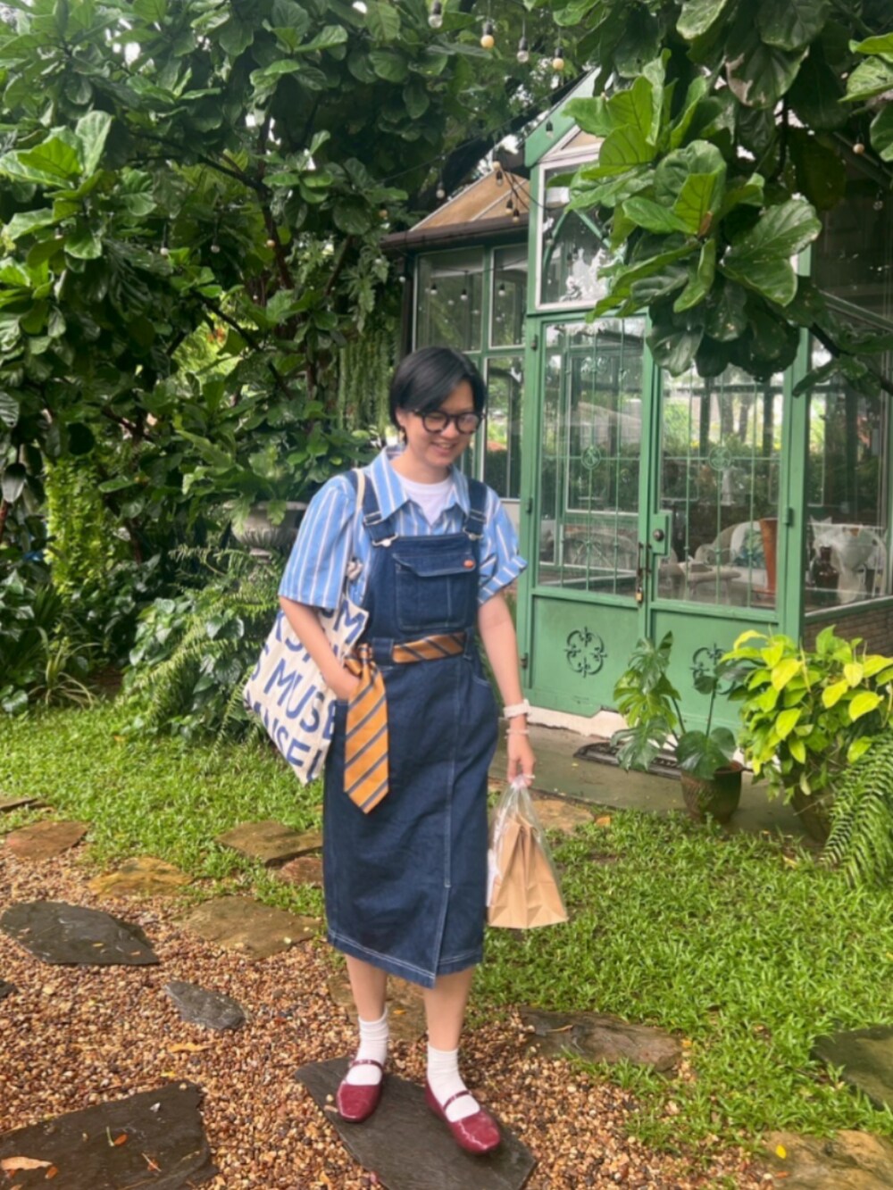 ブルー系のつなぎ/オールインワンを着用したレディースの夏コーディネートの2枚目の写真