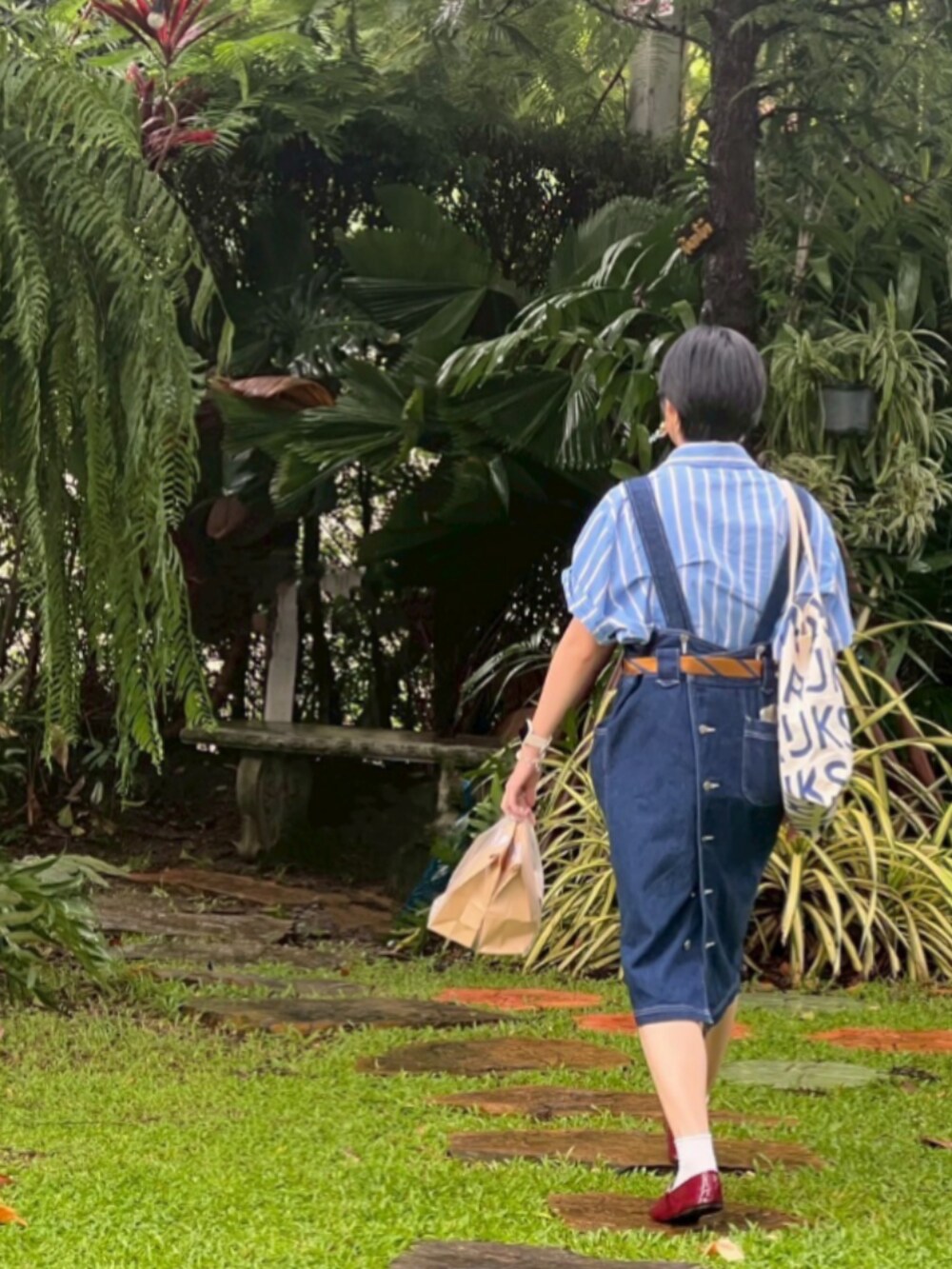 ブルー系のつなぎ/オールインワンを着用したレディースの夏コーディネートの3枚目の写真