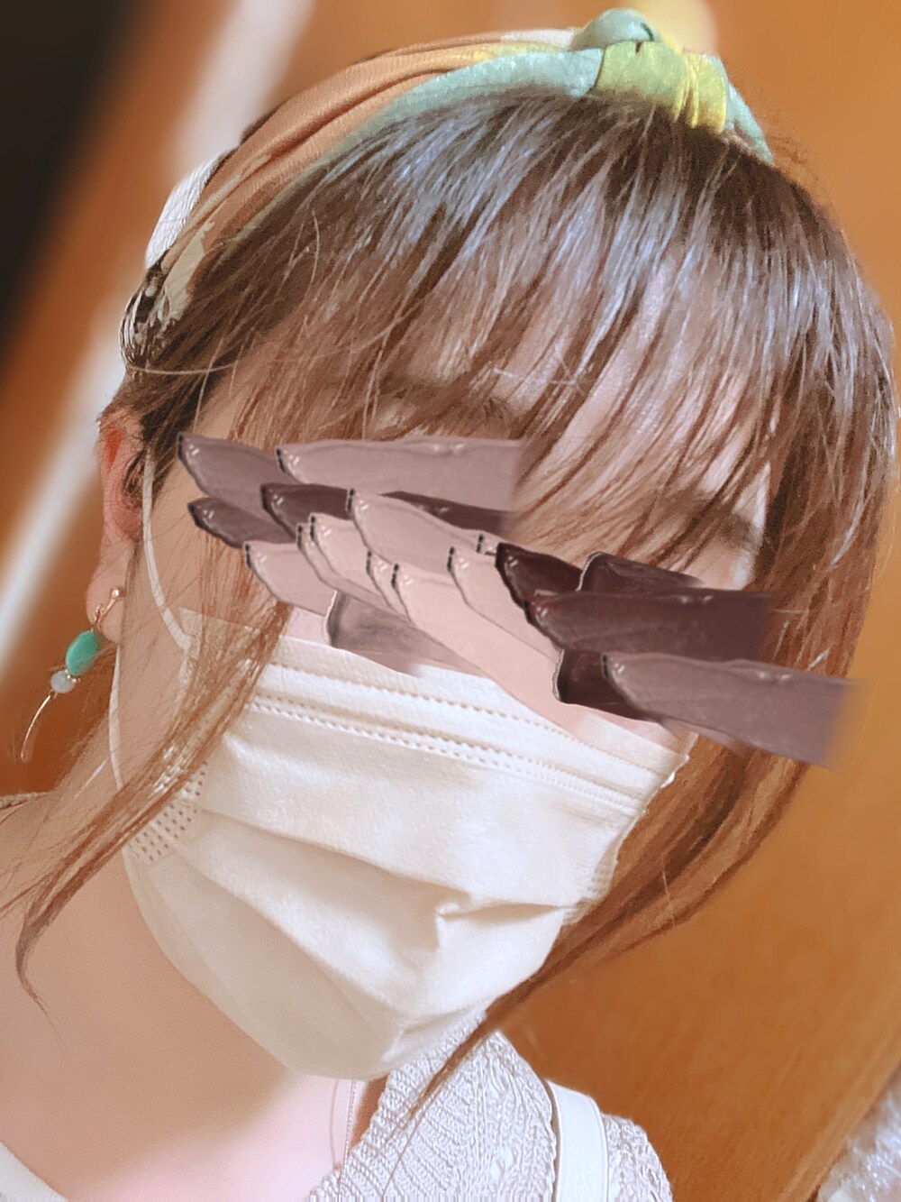 ホワイト系のショルダーバッグ、グリーン系のスカート、ベージュ系のベストを着用したレディースの春コーディネートの2枚目の写真