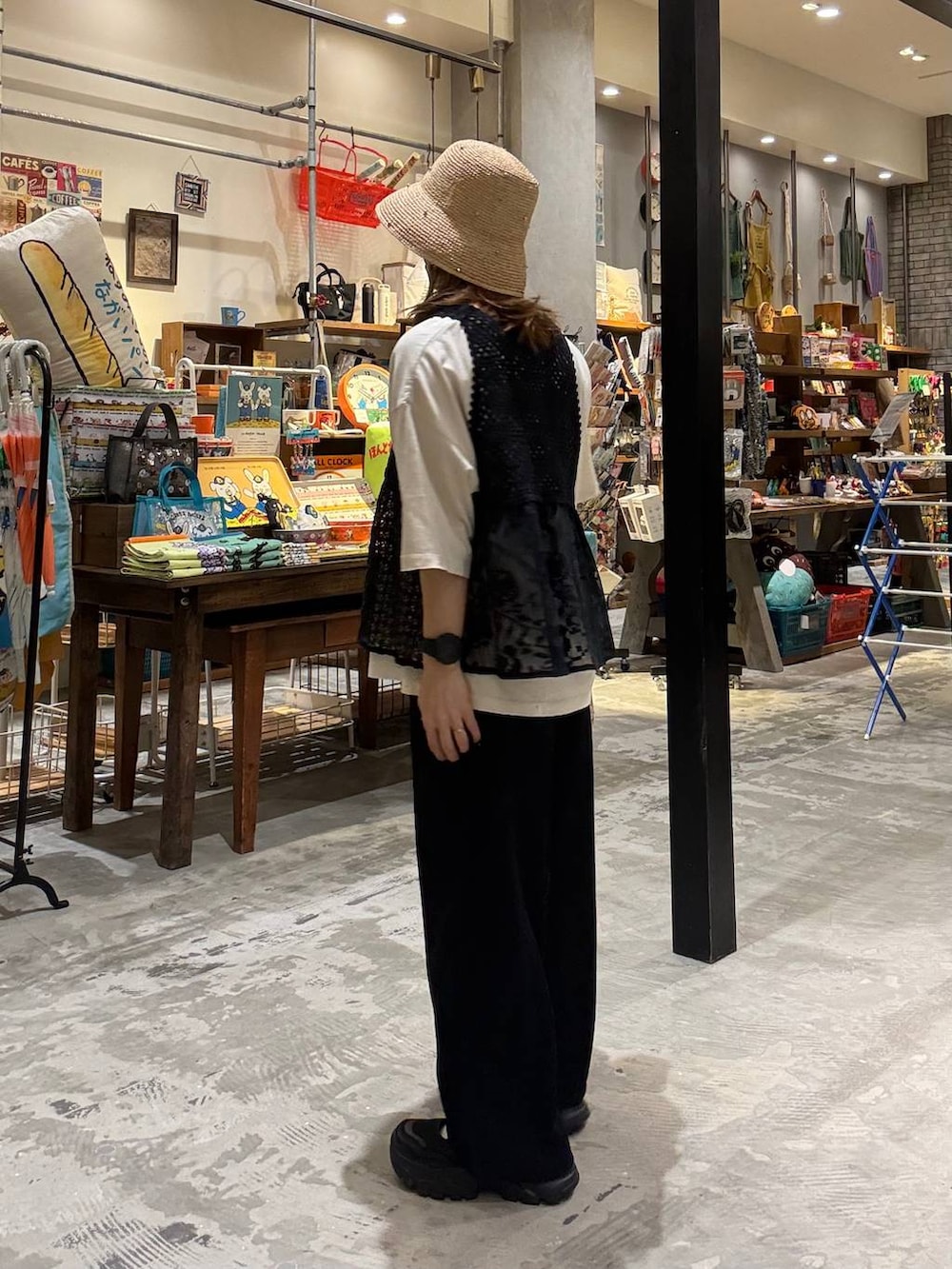ブラック系のスニーカー、ホワイト系のTシャツ/カットソー、ブラック系のその他パンツを着用したレディースの春コーディネートの5枚目の写真