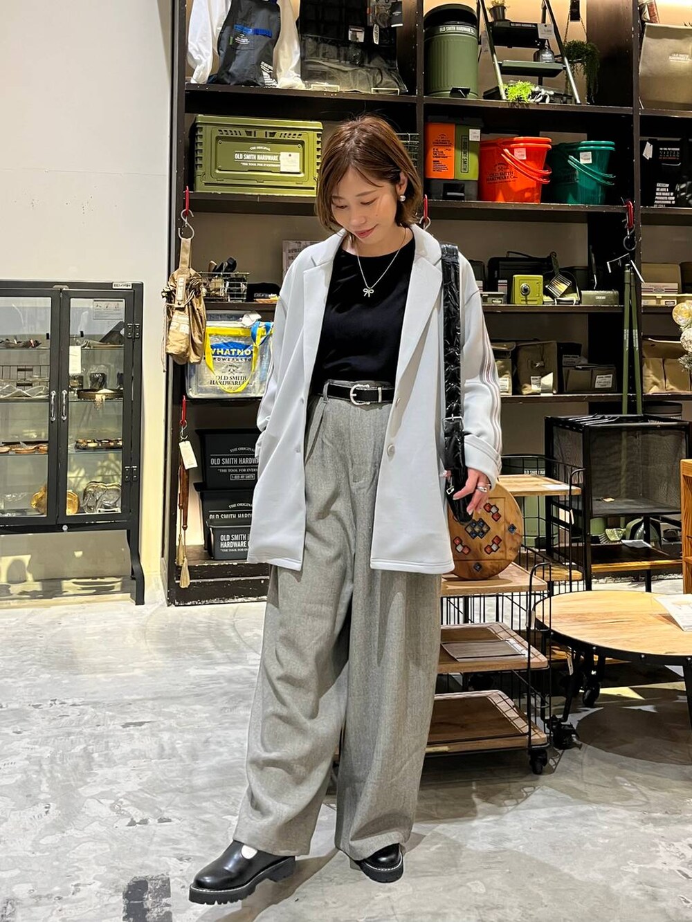 ホワイト系のTシャツ/カットソー、グレー系のその他パンツ、グレー系のテーラードジャケットを着用したレディースの冬コーディネートの2枚目の写真
