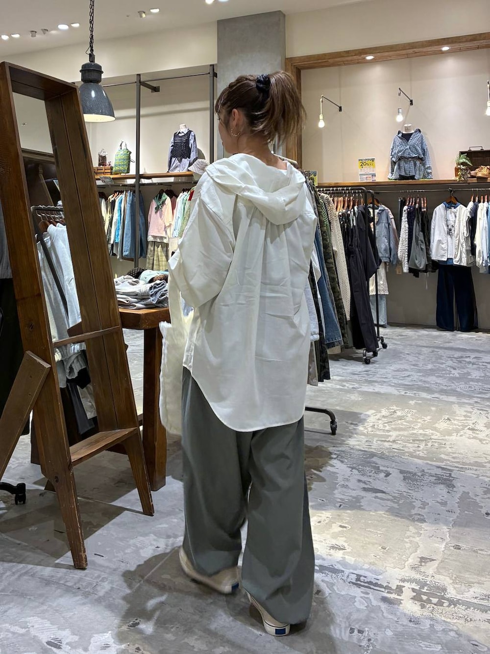 グリーン系のサロペット/オーバーオール、ホワイト系のシャツ/ブラウス、ベージュ系のタンクトップを着用したレディースの春コーディネートの4枚目の写真