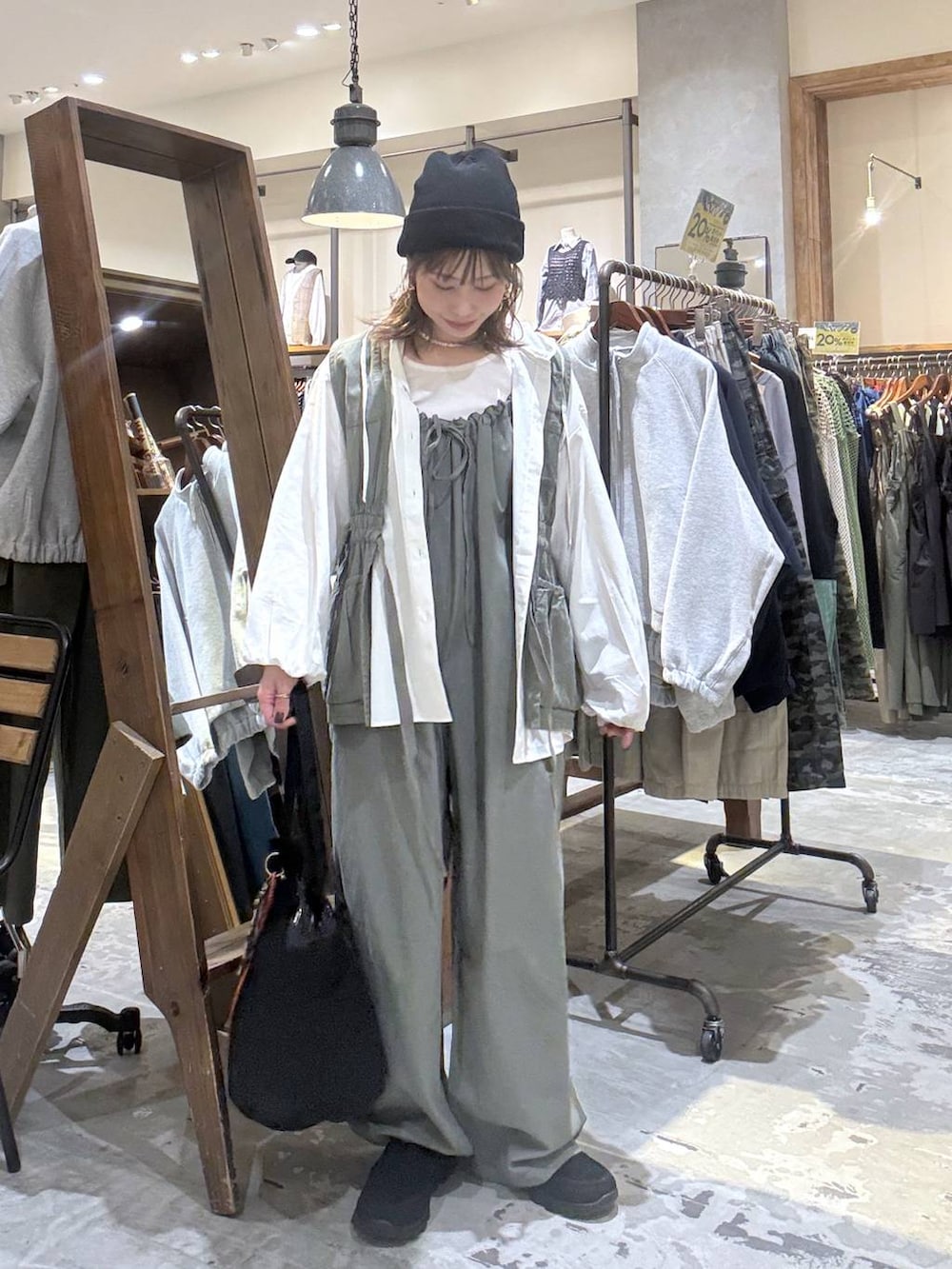 グリーン系のベスト、グリーン系のサロペット/オーバーオール、ホワイト系のシャツ/ブラウスを着用したレディースの春コーディネートの4枚目の写真