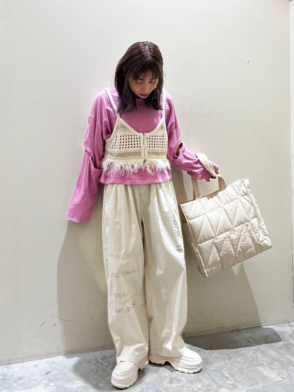 ベージュ系のローファー、ピンク系のTシャツ/カットソー、ベージュ系のその他トップスを着用したレディースの春コーディネートの6枚目の写真