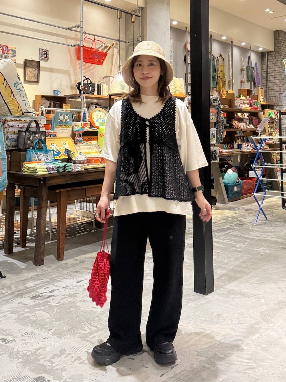 ブラック系のスニーカー、ホワイト系のTシャツ/カットソー、ブラック系のその他パンツを着用したレディースの春コーディネートの6枚目の写真