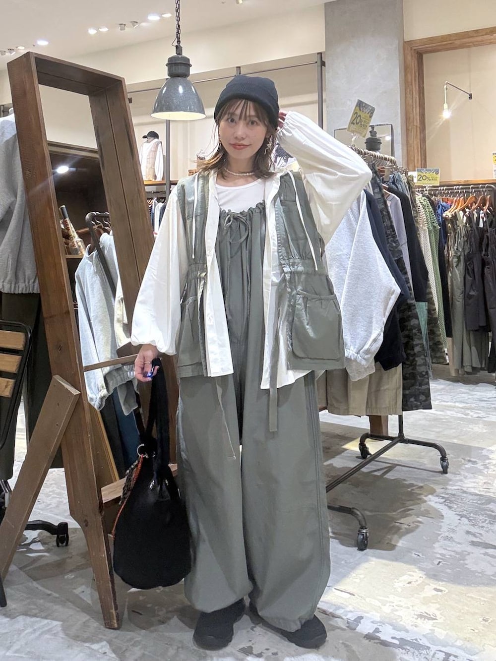 グリーン系のベスト、グリーン系のサロペット/オーバーオール、ホワイト系のシャツ/ブラウスを着用したレディースの春コーディネートの5枚目の写真