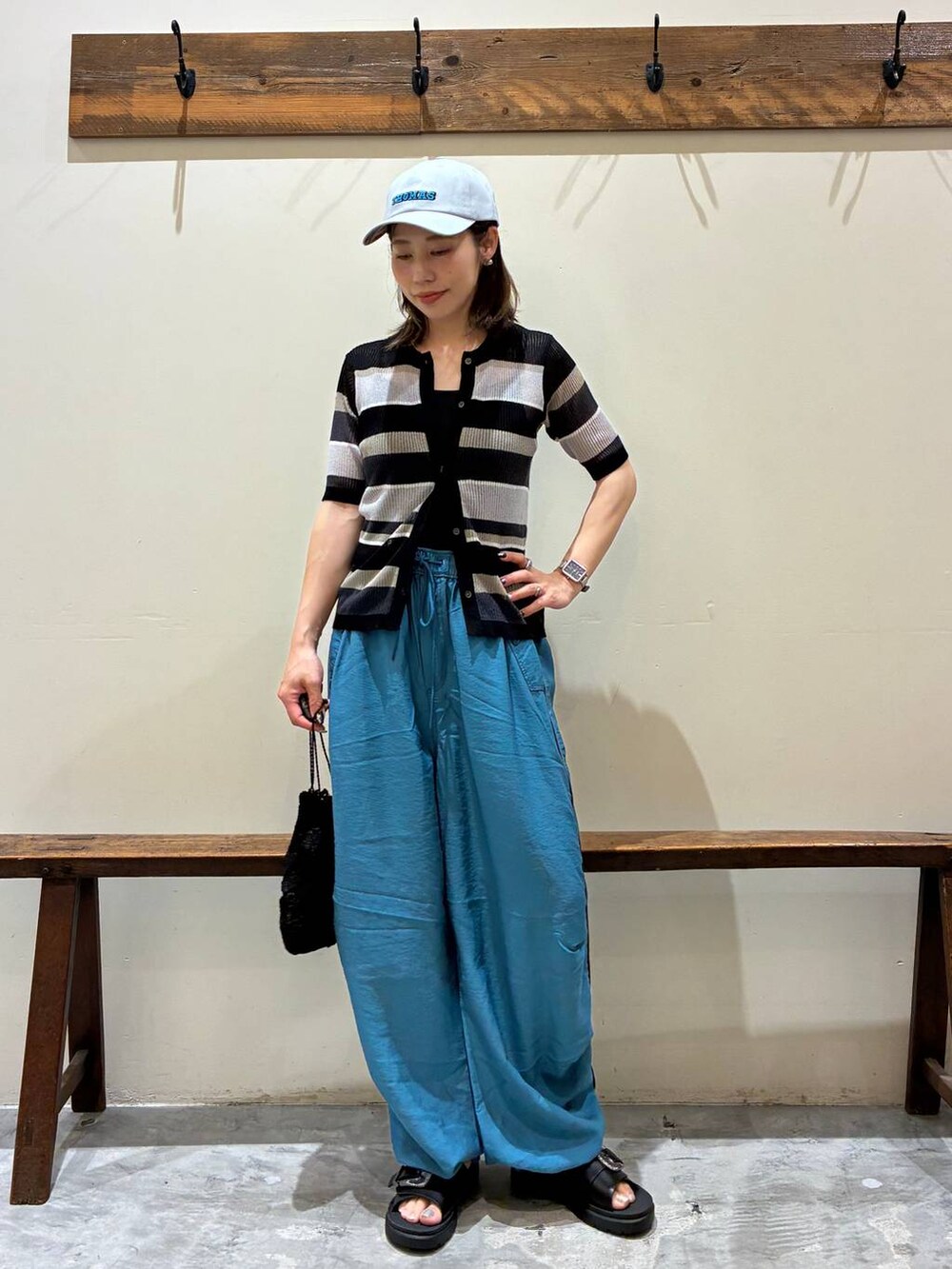 ブルー系のその他パンツ、ブラック系のショルダーバッグ、ブラック系のサンダルを着用したレディースの春コーディネートの4枚目の写真