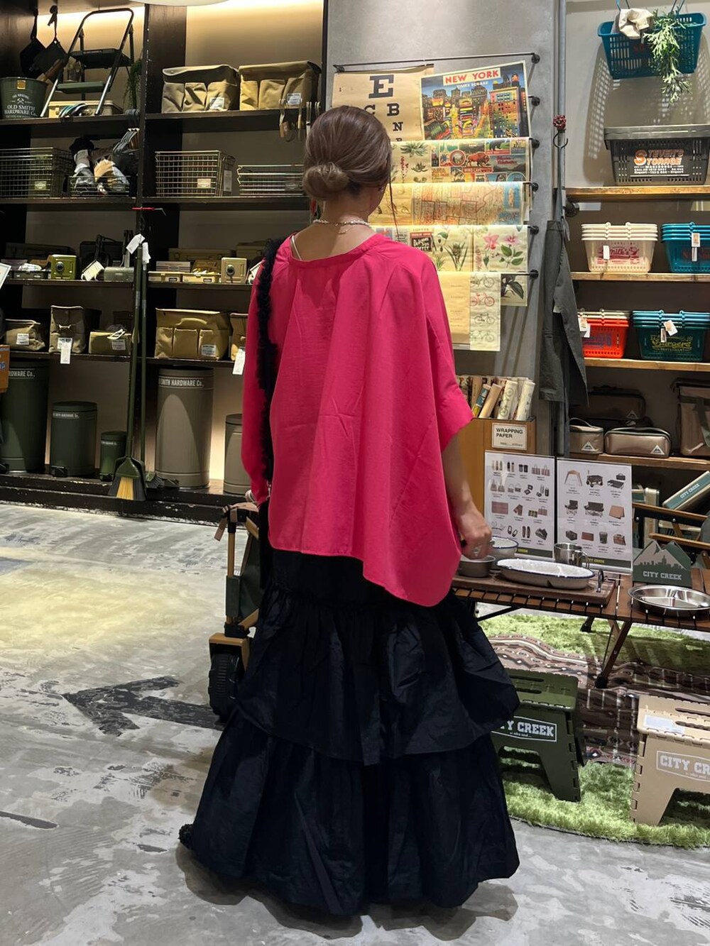 ブラック系のバレエシューズ、ブラック系のスカート、ベージュ系のキャミソールを着用したレディースの夏コーディネートの4枚目の写真