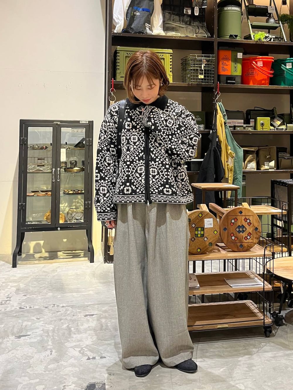 グレー系のその他パンツ、ベージュ系のTシャツ/カットソー、ブラック系のブーツを着用したレディースの冬コーディネートの6枚目の写真