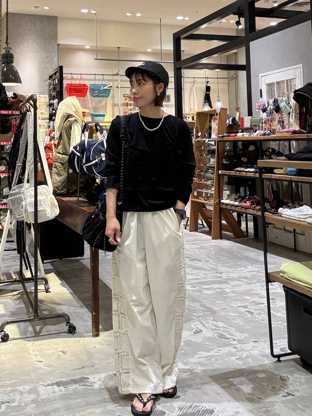 グレー系のTシャツ/カットソー、ブラック系のサンダル、ベージュ系のその他パンツを着用したレディースの夏コーディネートの3枚目の写真