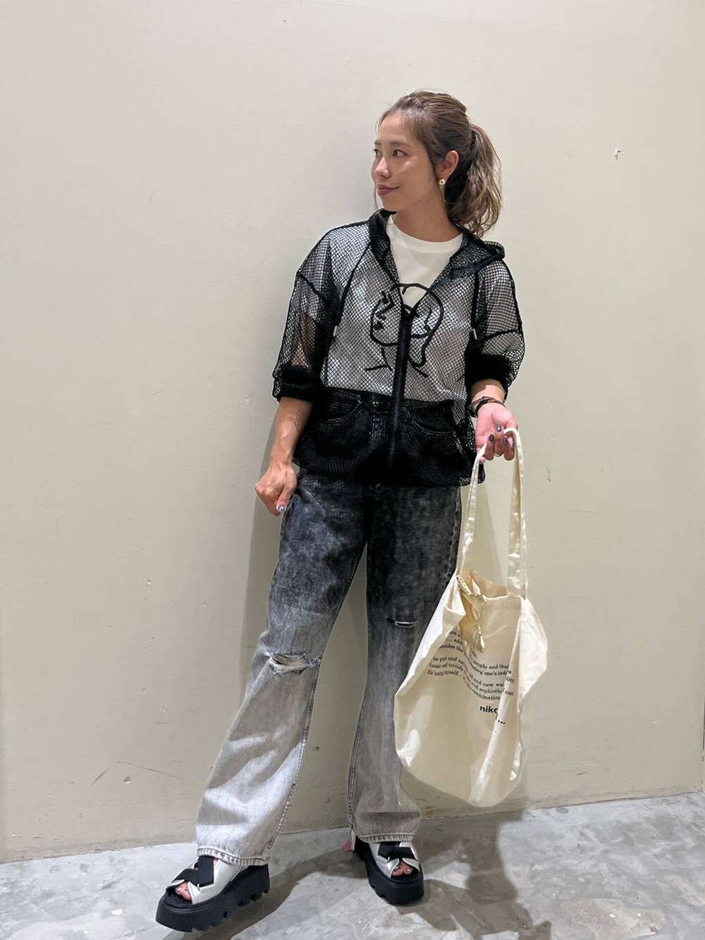 グレー系のサンダル、ホワイト系のTシャツ/カットソー、ブラック系のデニムパンツを着用したレディースの夏コーディネートの4枚目の写真