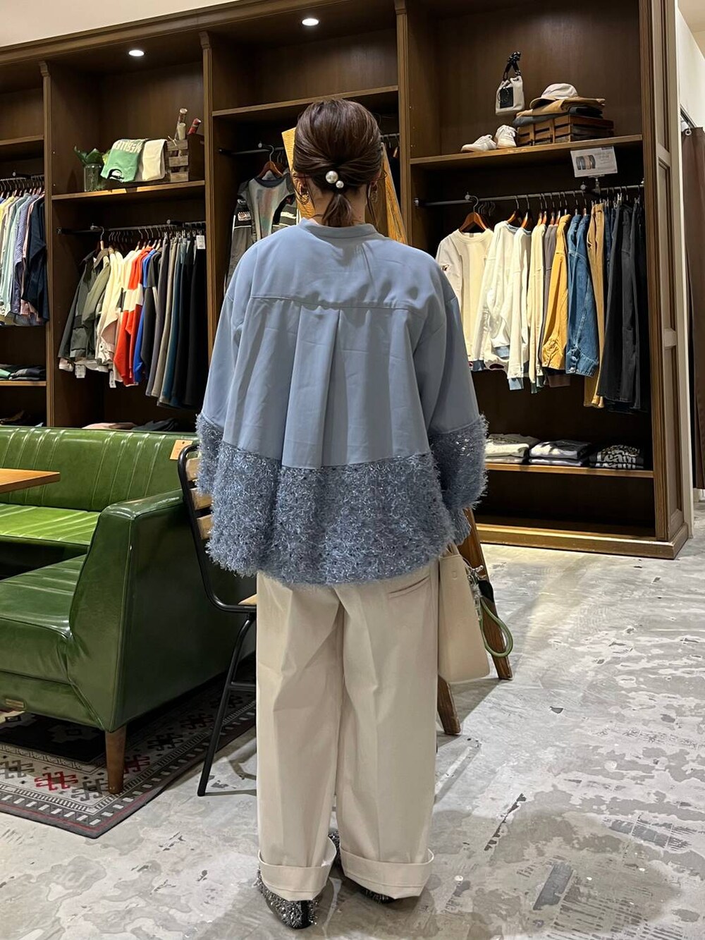 ベージュ系のチノパンツ、グレー系のパンプス、ブルー系のシャツ/ブラウスを着用したレディースの冬コーディネートの5枚目の写真