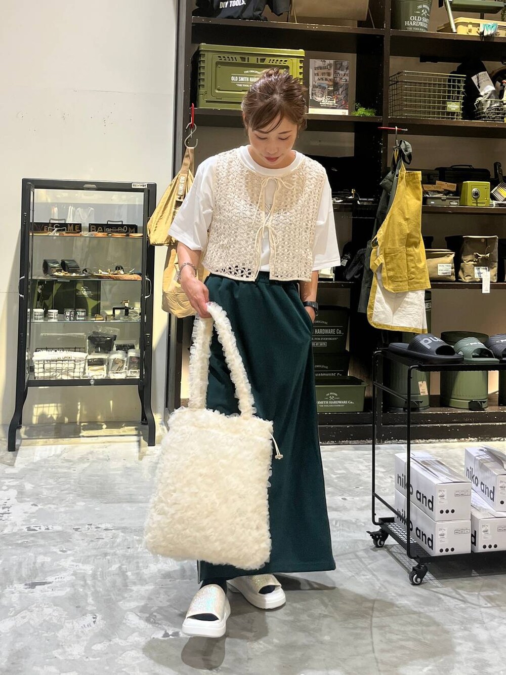 ベージュ系のサンダル、ベージュ系のシャツ/ブラウス、ホワイト系のTシャツ/カットソーを着用したレディースの夏コーディネートの5枚目の写真