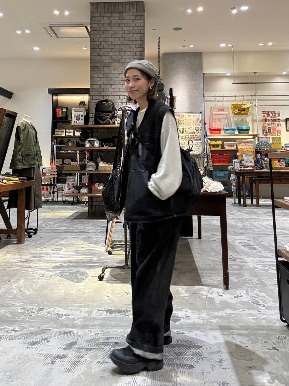 ブラック系のサロペット/オーバーオール、ブラック系のベスト、ブラック系のバックパック/リュックを着用したレディースの秋コーディネートの3枚目の写真