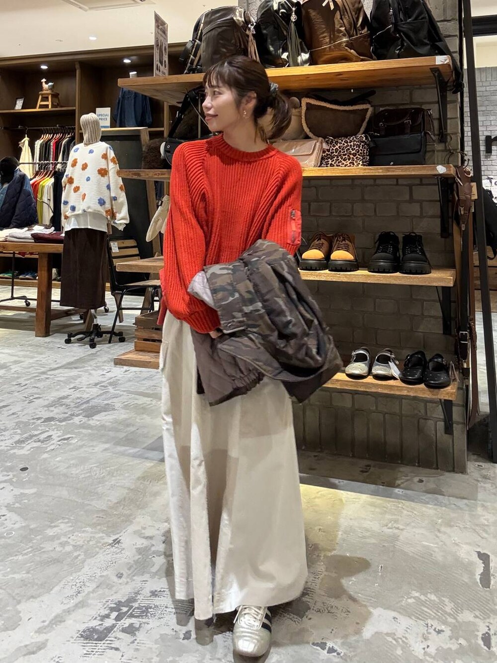 ゴールド系のスニーカー、ブラウン系のショルダーバッグ、レッド系のニット/セーターを着用したレディースの秋コーディネートの7枚目の写真