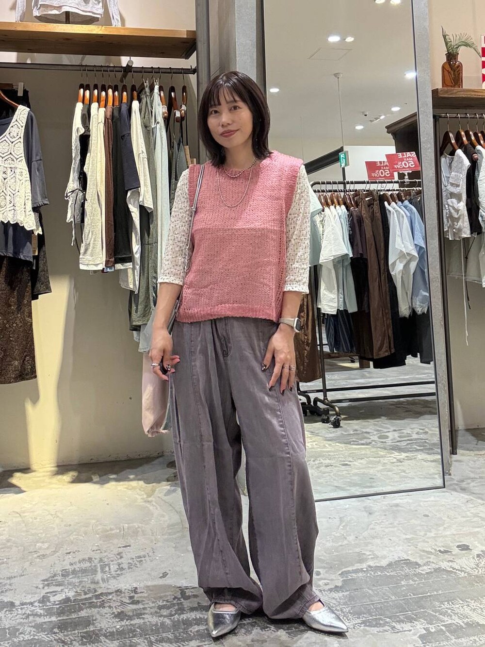 ピンク系のベスト、ベージュ系のTシャツ/カットソー、パープル系のデニムパンツを着用したレディースの夏コーディネートの5枚目の写真