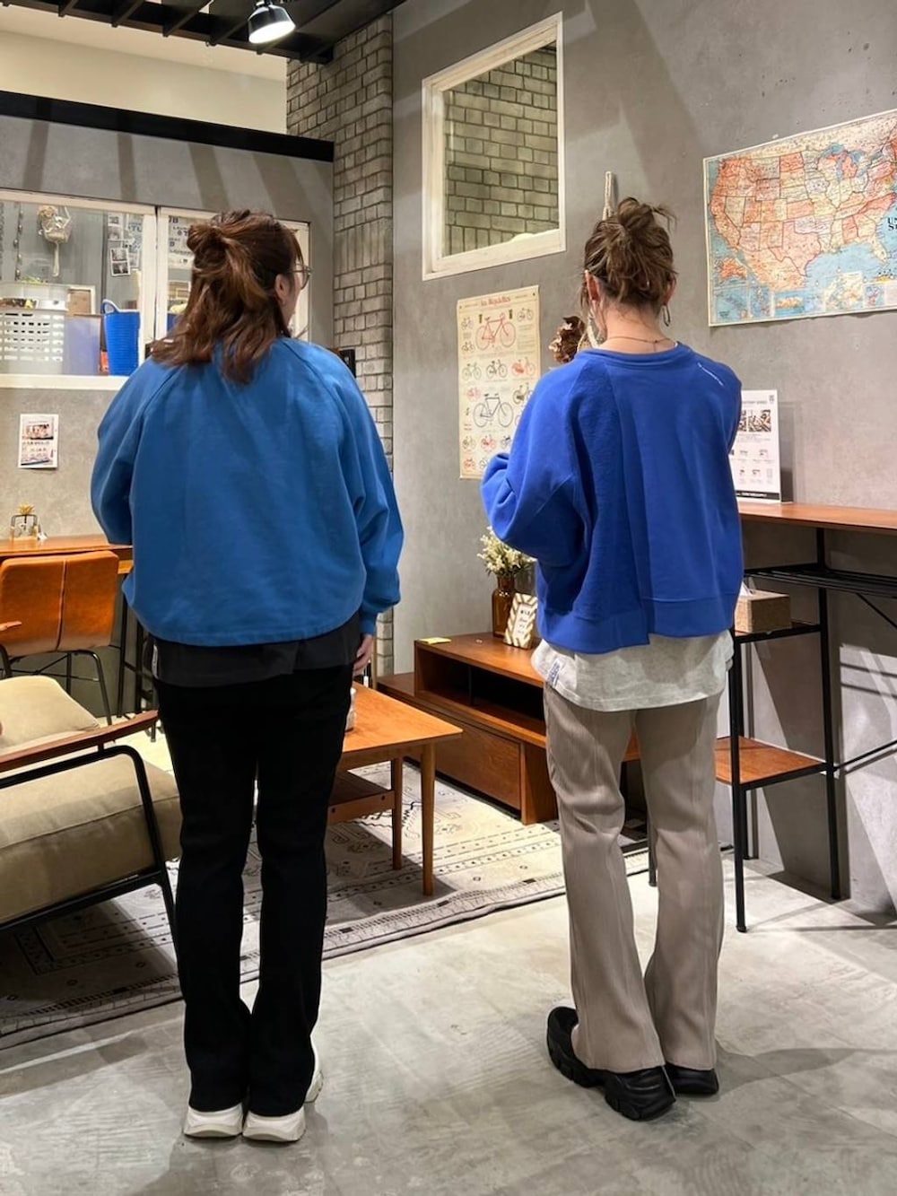 ベージュ系のTシャツ/カットソー、ブラック系のTシャツ/カットソー、ブルー系のスウェットを着用したレディースの春コーディネートの4枚目の写真