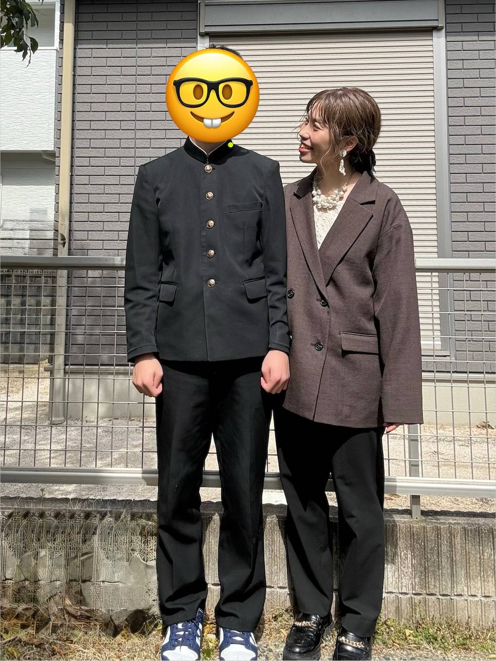 ブラック系のその他パンツ、ブラウン系のテーラードジャケットを着用したレディースの春コーディネートの3枚目の写真