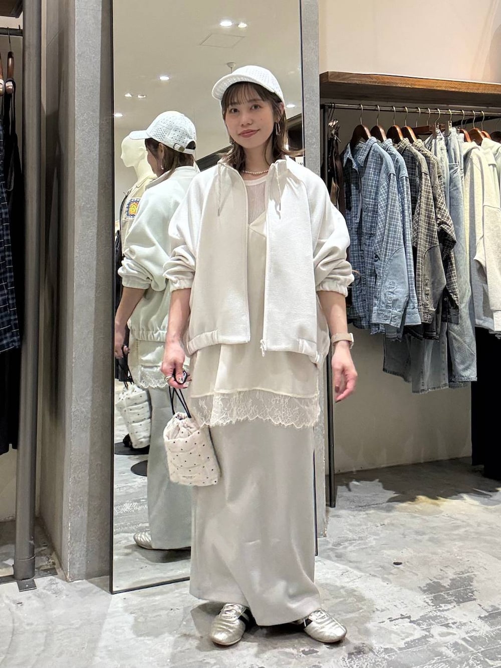 ゴールド系のスニーカー、ホワイト系のショルダーバッグ、ベージュ系のブルゾンを着用したレディースの春コーディネートの8枚目の写真