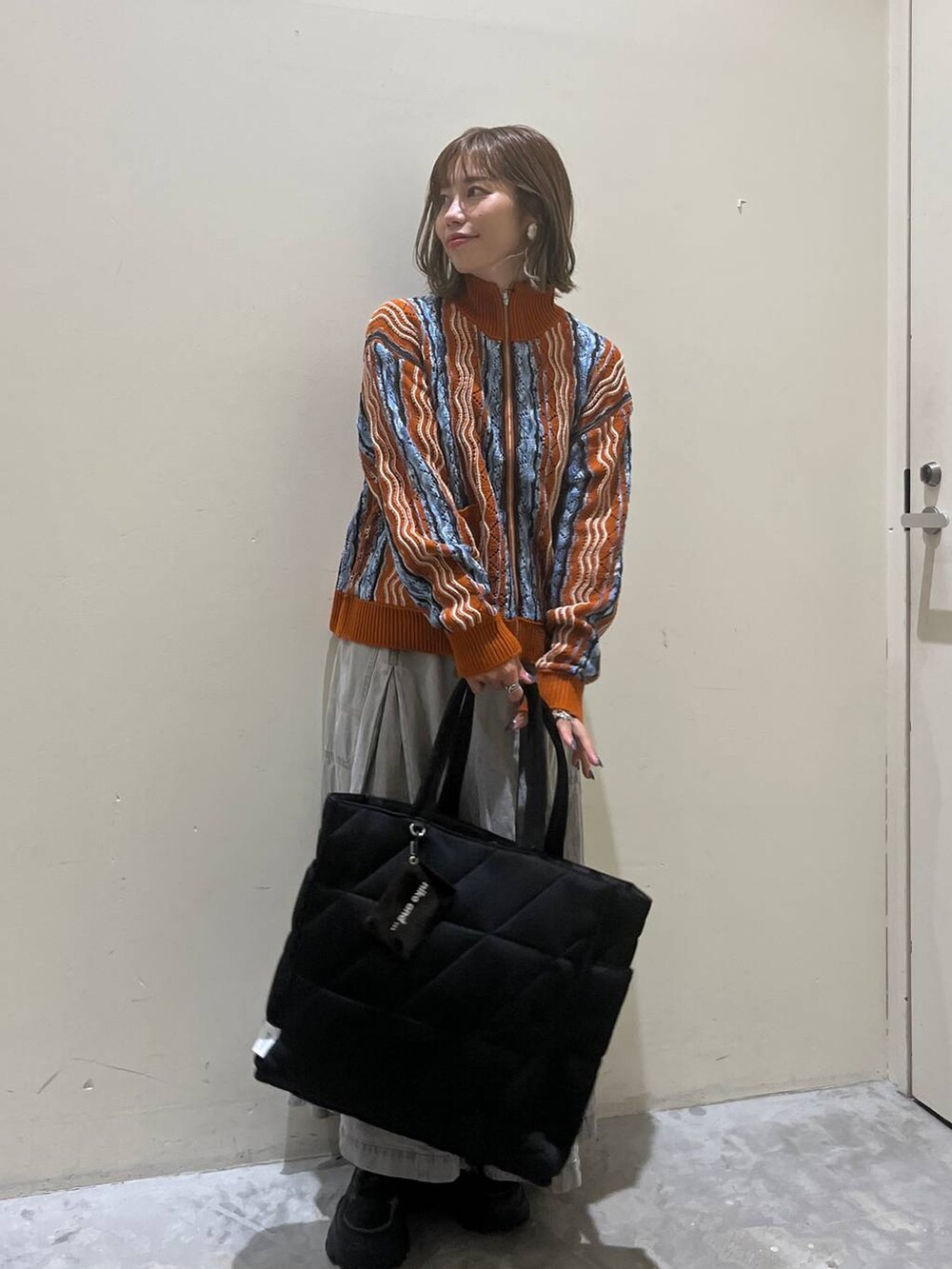 グレー系のその他パンツ、ブラック系のトートバッグを着用したレディースの夏コーディネートの8枚目の写真