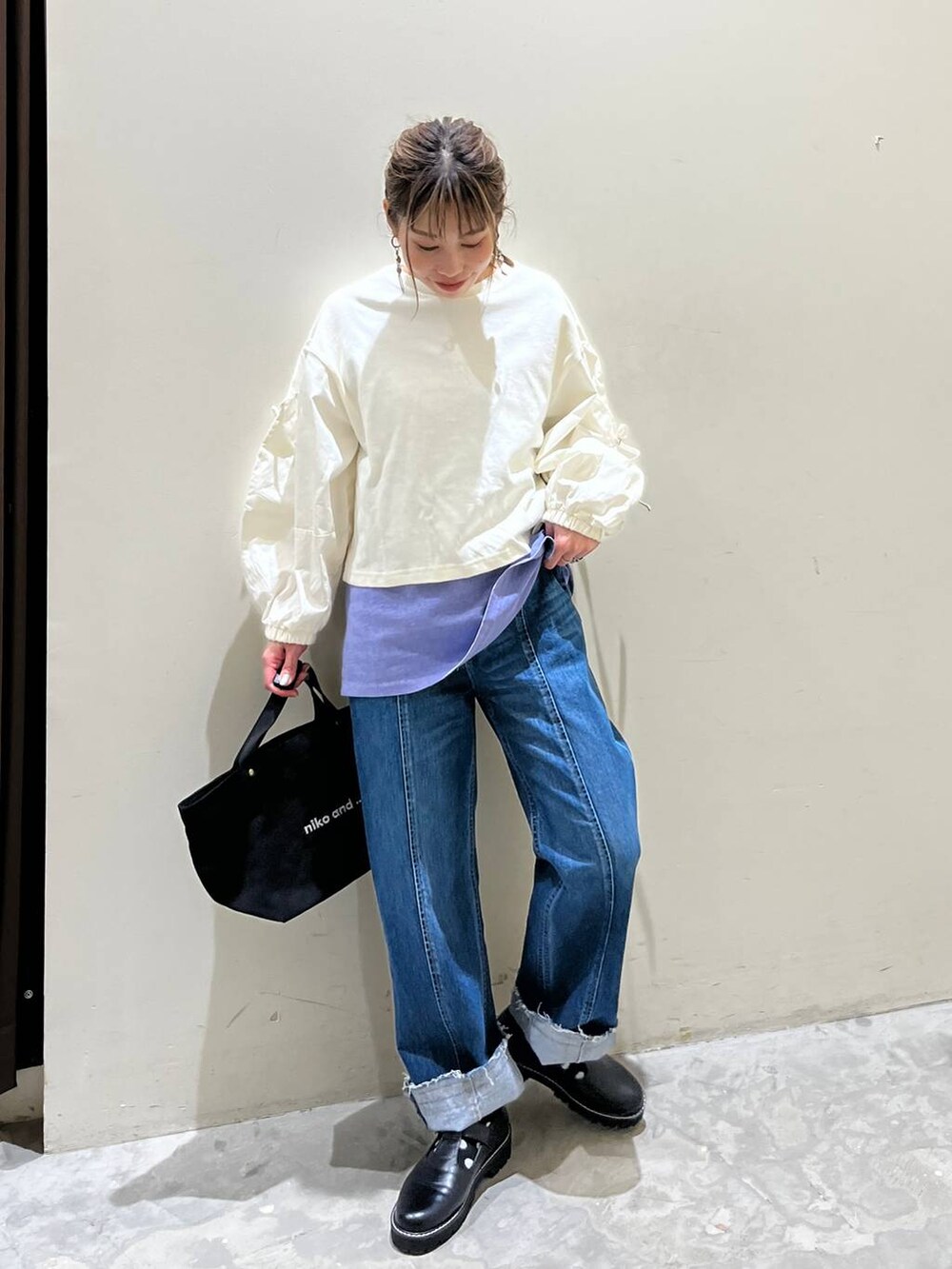 パープル系のTシャツ/カットソー、ホワイト系のTシャツ/カットソー、ブラック系のトートバッグを着用したレディースの冬コーディネートの7枚目の写真