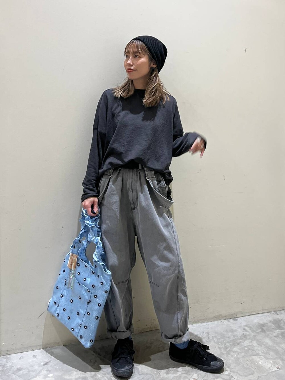 ブルー系のトートバッグ、その他のその他パンツ、グレー系のTシャツ/カットソーを着用したレディースの春コーディネートの7枚目の写真