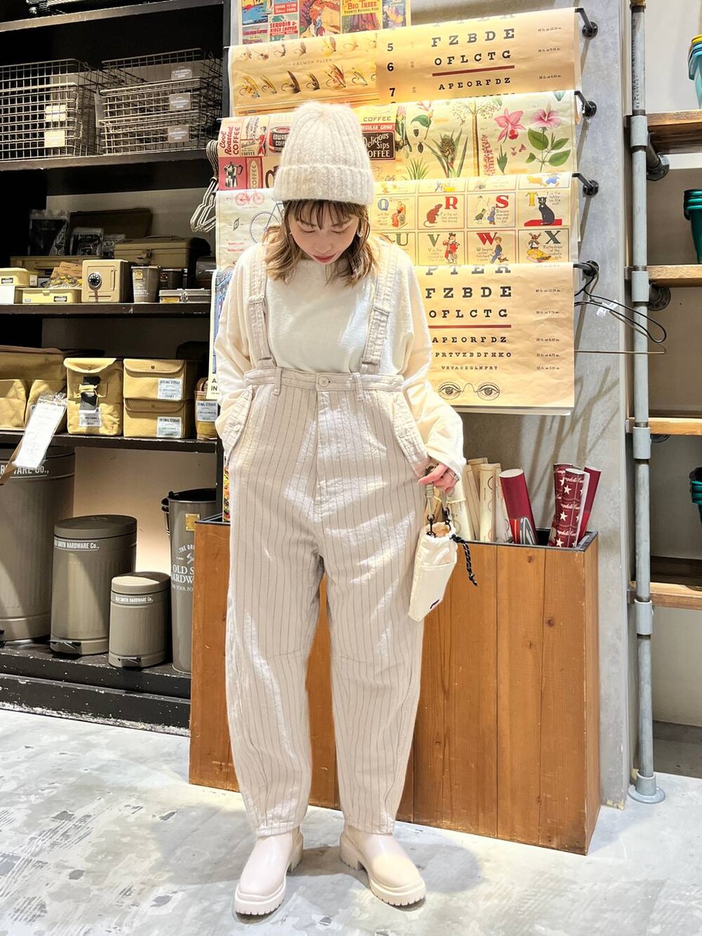 ベージュ系のその他パンツ、ベージュ系のブーツ、ベージュ系のショルダーバッグを着用したレディースの冬コーディネートの2枚目の写真