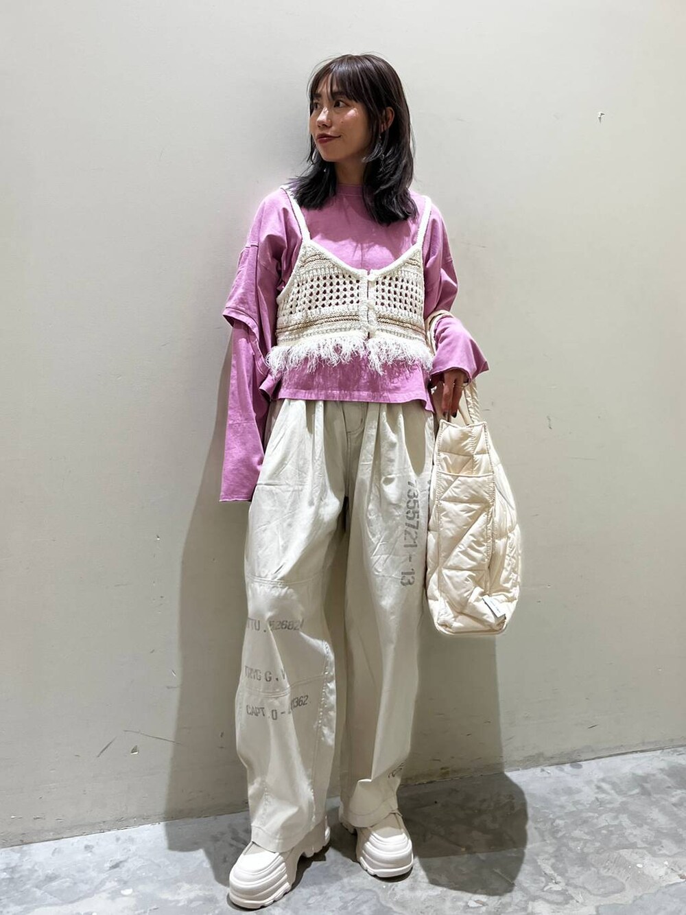 ベージュ系のローファー、ピンク系のTシャツ/カットソー、ベージュ系のその他トップスを着用したレディースの春コーディネートの3枚目の写真