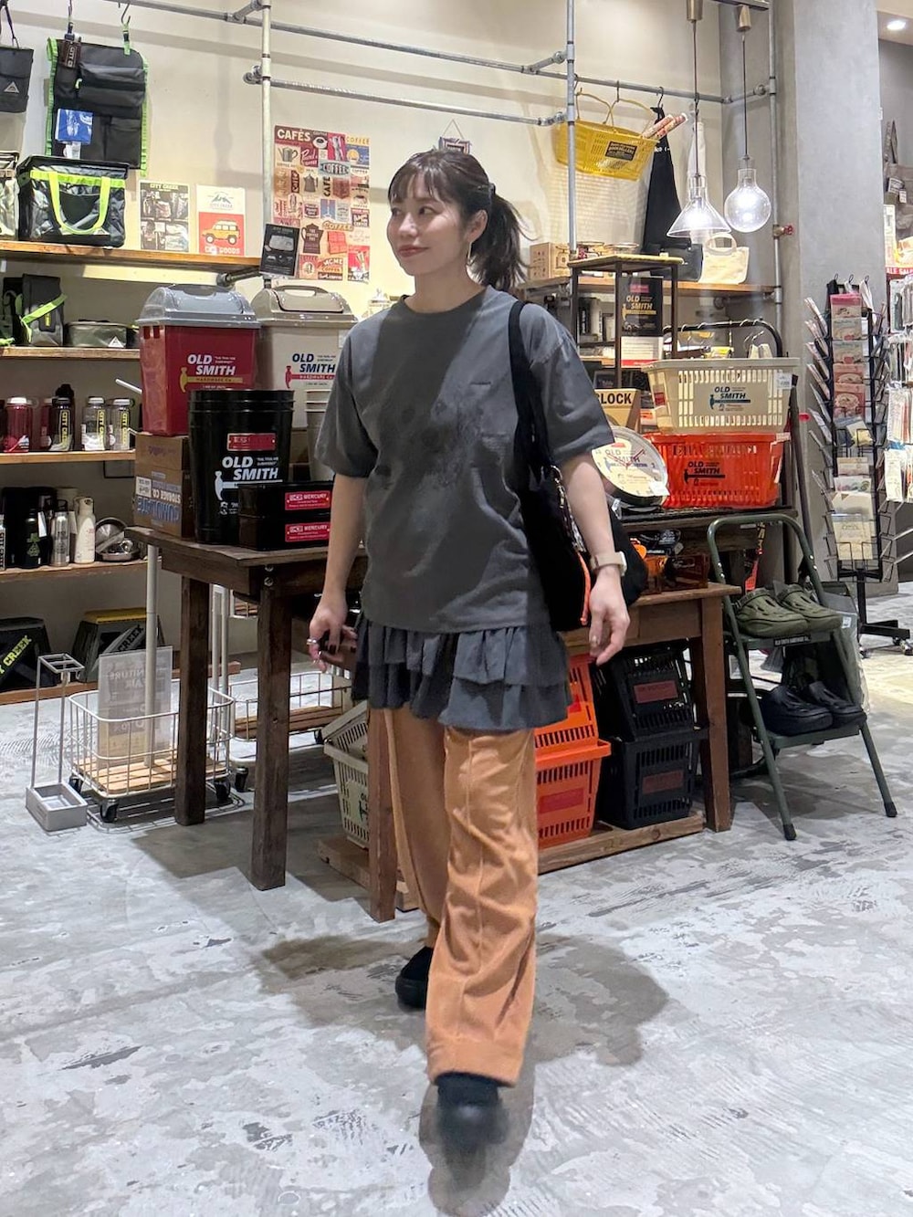 オレンジ系のその他パンツ、ブラック系のローファー、ブラック系のトートバッグを着用したレディースの春コーディネートの5枚目の写真