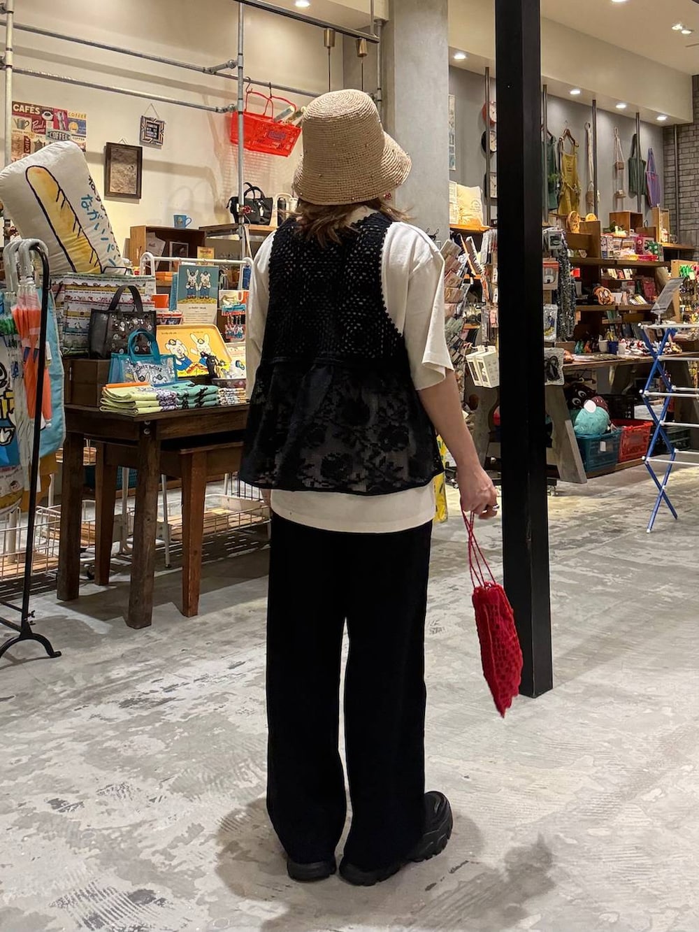 ブラック系のスニーカー、ホワイト系のTシャツ/カットソー、ブラック系のその他パンツを着用したレディースの春コーディネートの3枚目の写真