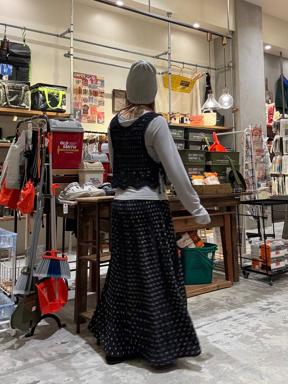 ブラック系のパンプス、グレー系のTシャツ/カットソー、ブラック系のスカートを着用したレディースの春コーディネートの3枚目の写真