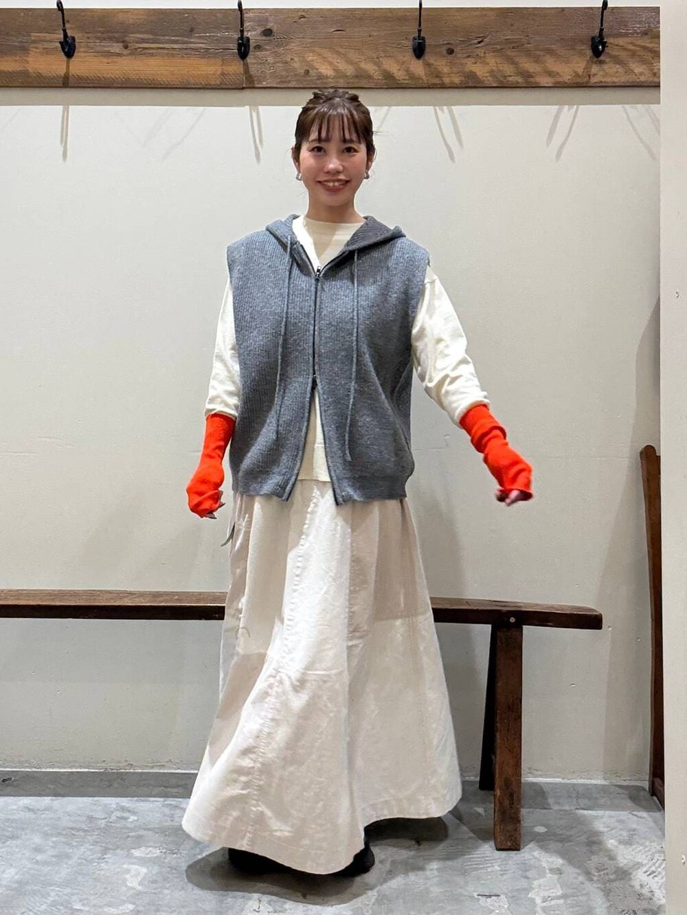 ベージュ系のスカート、グレー系のニット/セーター、ベージュ系のニット/セーターを着用したレディースの冬コーディネートの3枚目の写真