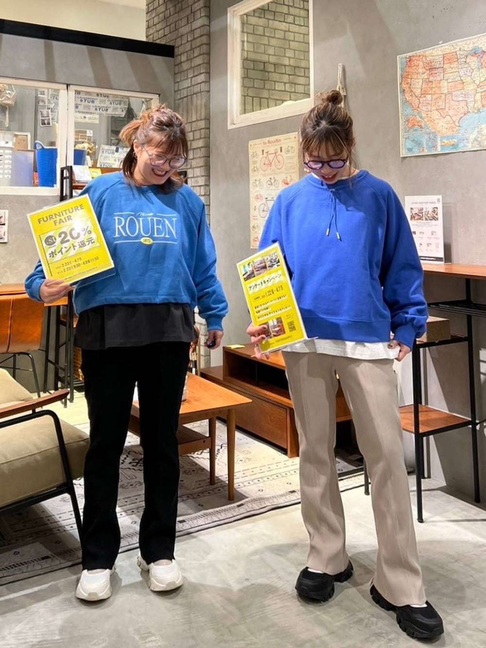 ベージュ系のTシャツ/カットソー、ブラック系のTシャツ/カットソー、ブルー系のスウェットを着用したレディースの春コーディネートの2枚目の写真