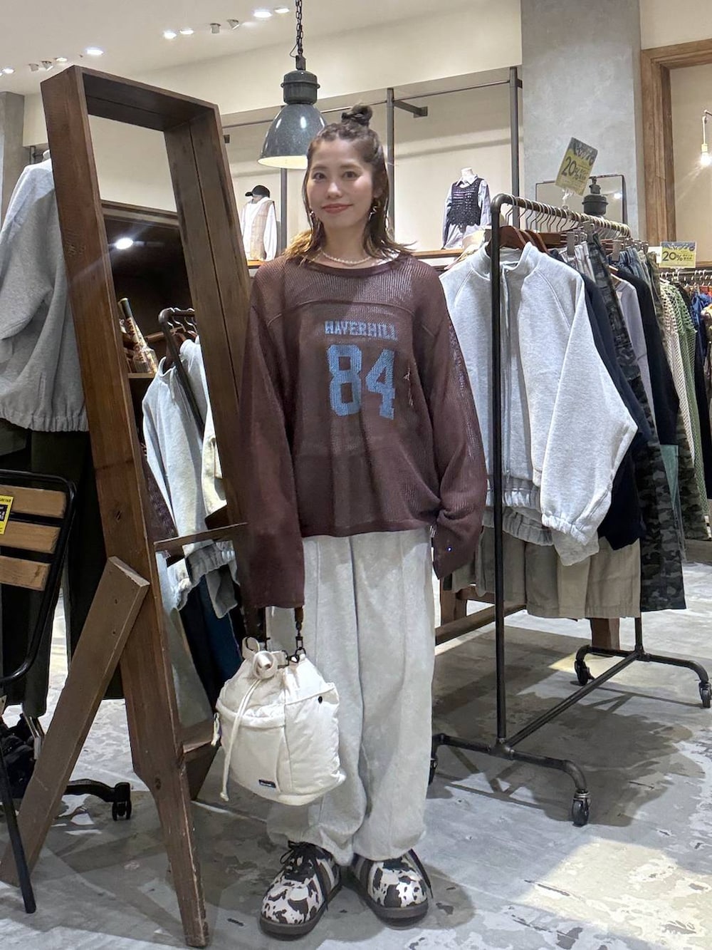 グレー系のその他パンツ、ホワイト系のタンクトップ、その他のスニーカーを着用したレディースの春コーディネートの4枚目の写真