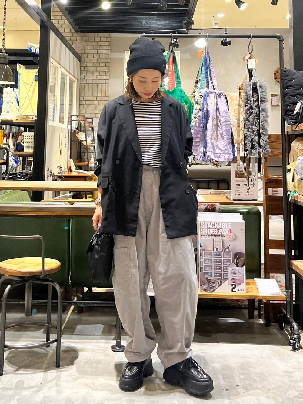 ブラック系のその他シューズ、ブラック系のショルダーバッグ、ブラック系のその他アウターを着用したレディースの秋コーディネートの7枚目の写真