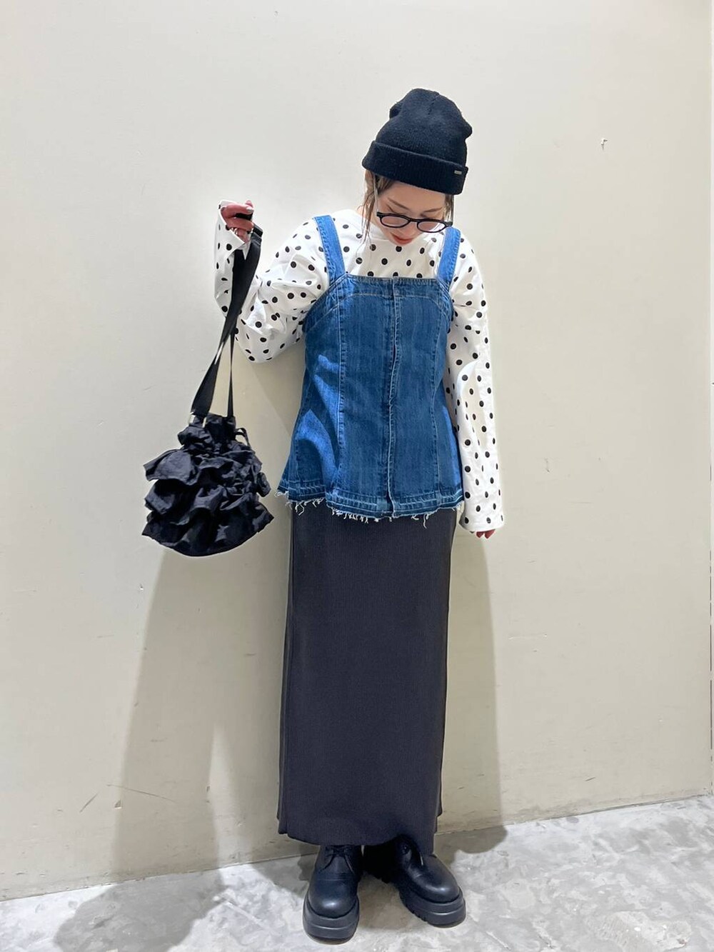 ブラック系のショルダーバッグ、ブラック系のドレスシューズ、ブルー系のその他トップスを着用したレディースの冬コーディネートの5枚目の写真