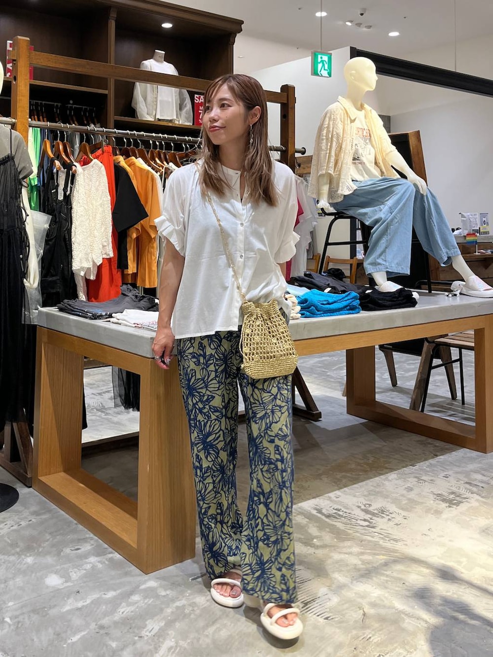 イエロー系のショルダーバッグ、ベージュ系のサンダル、イエロー系のその他パンツを着用したレディースの夏コーディネートの3枚目の写真