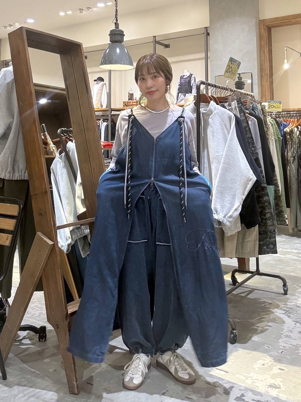 グレー系のTシャツ/カットソーを着用したレディースの春コーディネートの4枚目の写真