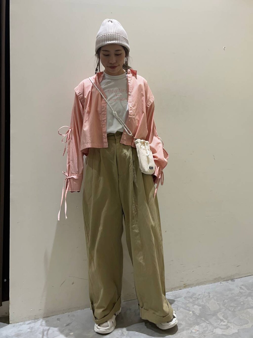 ベージュ系のその他パンツ、ベージュ系のサンダル、グレー系のショルダーバッグを着用したレディースの春コーディネートの2枚目の写真